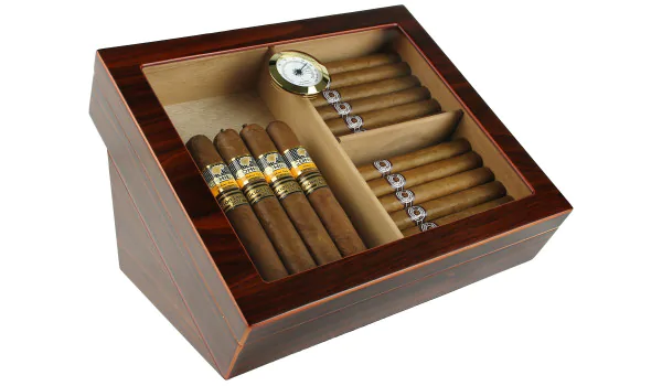 Witryna humidor ustawiana pod kątem
